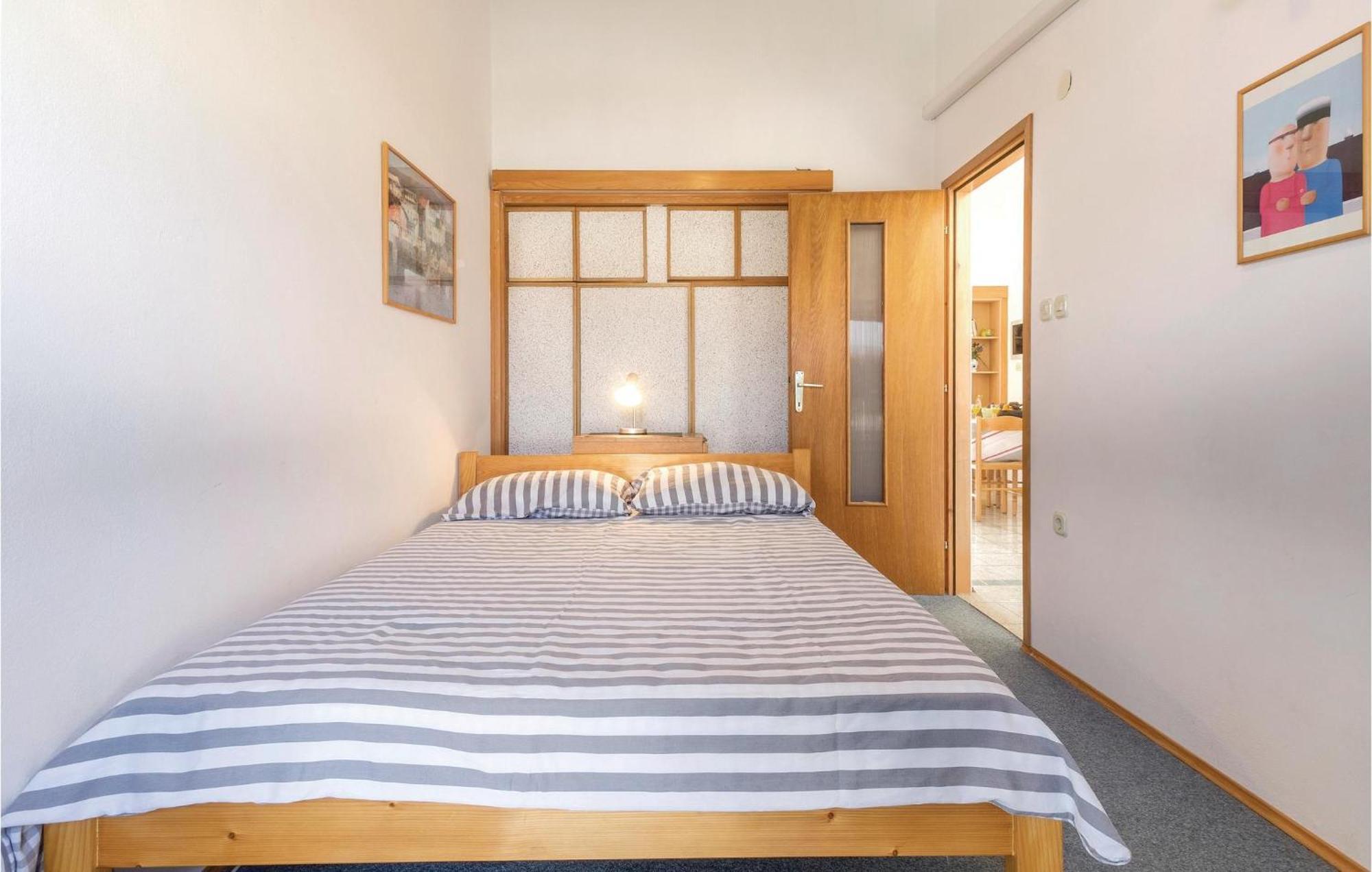 Lovely Apartment In Fazana With House Sea View Rum bild